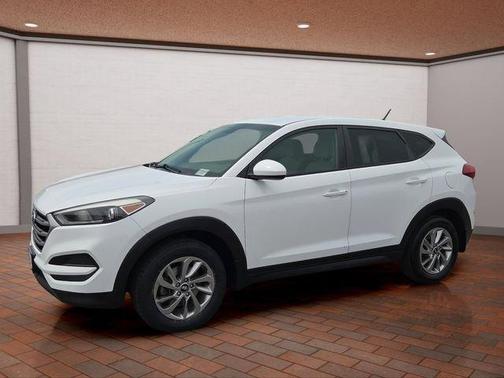 Dazzling White 2018 Hyundai TUCSON SE