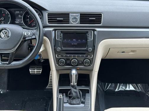 2017 Volkswagen Passat 1.8T R-Line w/Comfort