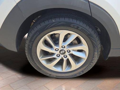 Molten Silver 2017 Hyundai TUCSON SE Plus