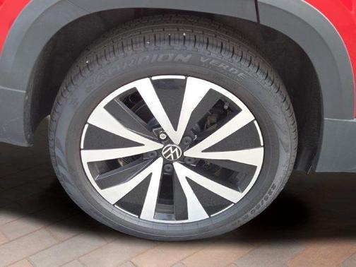 Kings Red 2022 Volkswagen Taos 1.5T SE