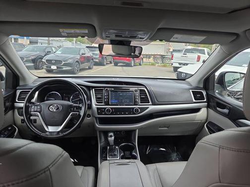 Celestial Silver Metallic 2019 Toyota Highlander XLE