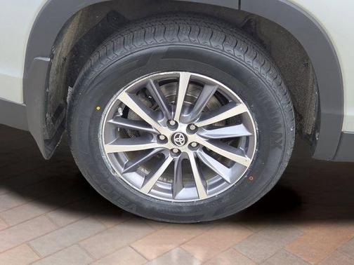 Celestial Silver Metallic 2019 Toyota Highlander XLE