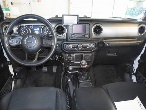 Photo 4 of 50 of 2021 Jeep Gladiator Sport
