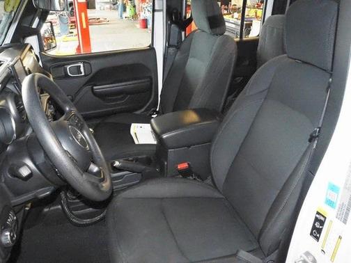 Photo 3 of 50 of 2021 Jeep Gladiator Sport