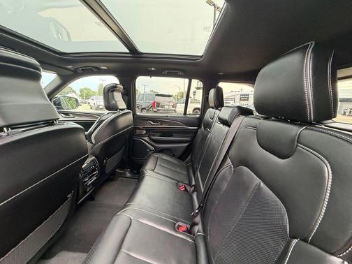Diamond Black Crystal Pearlcoat 2022 Jeep Grand Cherokee Overland