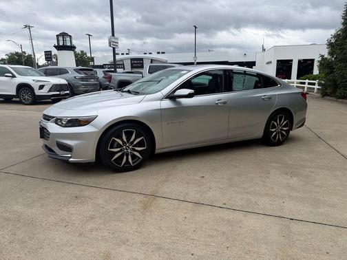 Silver Ice Metallic 2018 Chevrolet Malibu LT