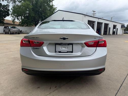Silver Ice Metallic 2018 Chevrolet Malibu LT