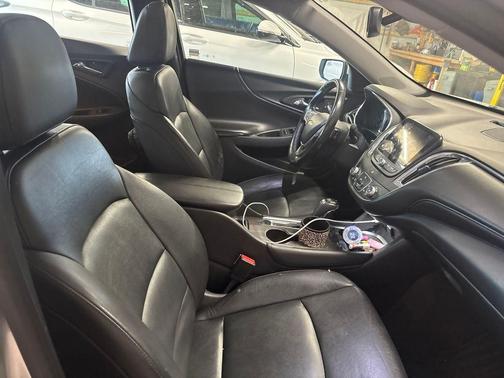 Silver Ice Metallic 2018 Chevrolet Malibu LT