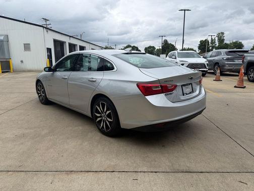 Silver Ice Metallic 2018 Chevrolet Malibu LT