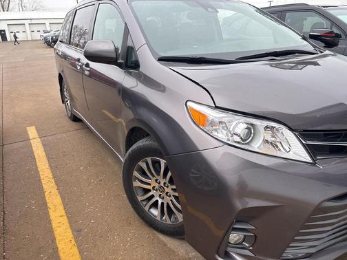 2020 Toyota Sienna XLE Premium