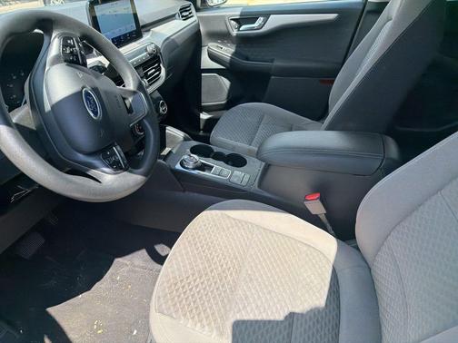 Oxford White 2020 Ford Escape SE