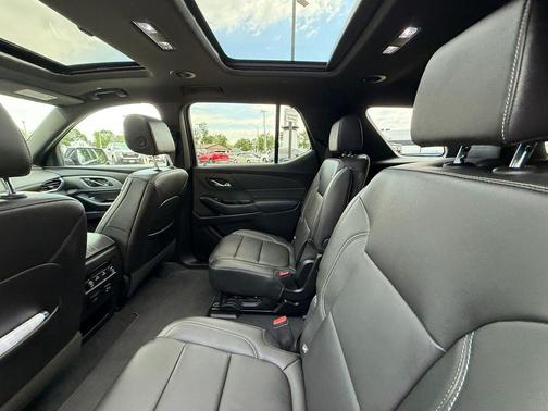 Mosaic Black Metallic 2023 Chevrolet Traverse LT Leather