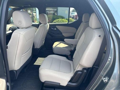 Silver Sage Metallic 2023 Chevrolet Traverse LT Cloth