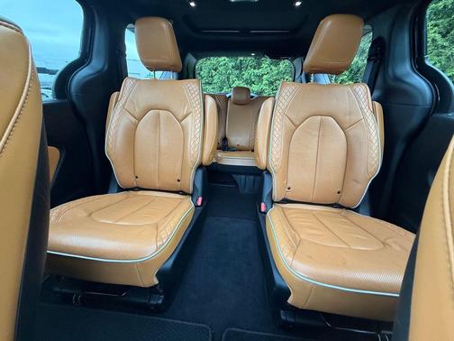 Brilliant Black Crystal Pearlcoat 2021 Chrysler Pacifica L