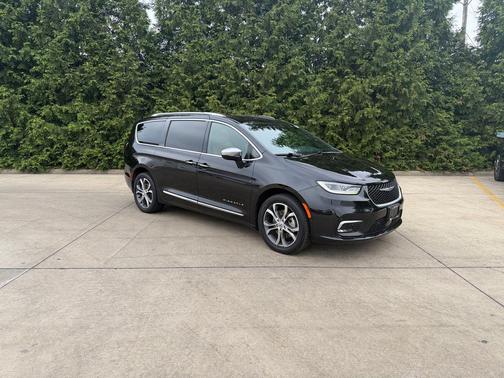 Brilliant Black Crystal Pearlcoat 2021 Chrysler Pacifica L
