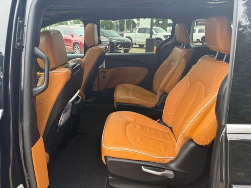 Brilliant Black Crystal Pearlcoat 2021 Chrysler Pacifica L