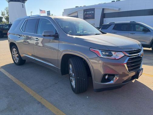 Pepperdust Metallic 2019 Chevrolet Traverse Premier