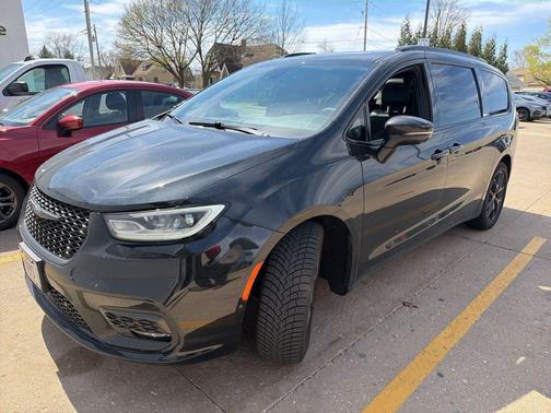 Brilliant Black Crystal Pearlcoat 2022 Chrysler Pacifica Limited