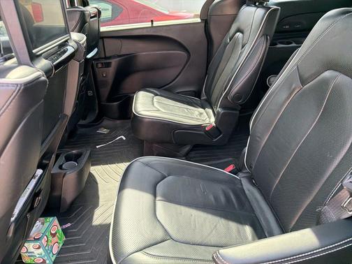 Brilliant Black Crystal Pearlcoat 2022 Chrysler Pacifica Limited