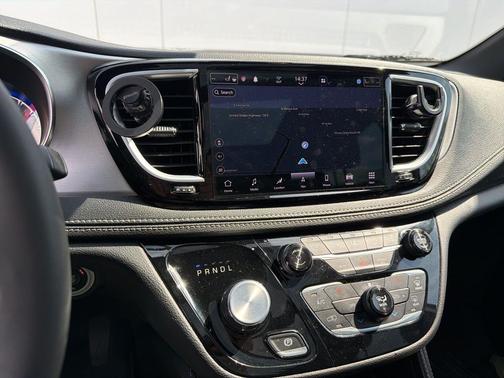 Brilliant Black Crystal Pearlcoat 2022 Chrysler Pacifica Limited