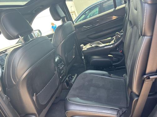 Diamond Black Crystal Pearlcoat 2023 Jeep Grand Cherokee L Altitude