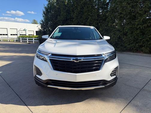 Iridescent Pearl Tricoat 2024 Chevrolet Equinox 1LT
