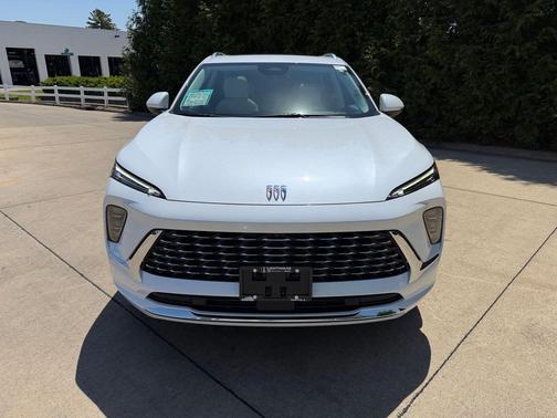 Iridescent White Tricoat 2026 Buick Envision Avenir AWD
