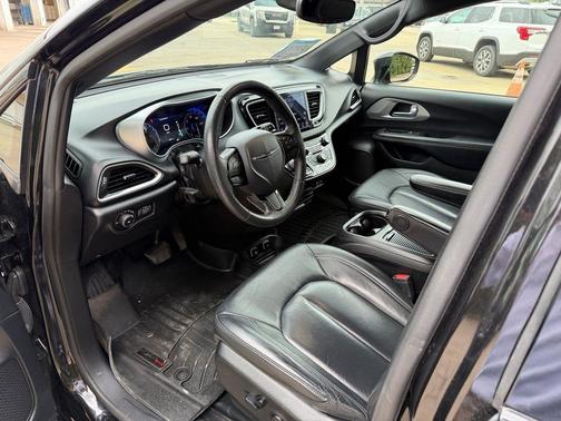 Brilliant Black Crystal Pearlcoat 2020 Chrysler Pacifica Touring-L Plus