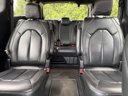 Brilliant Black Crystal Pearlcoat 2020 Chrysler Pacifica Touring-L Plus