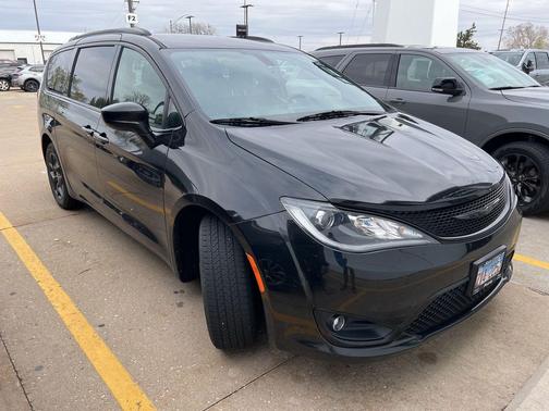 Brilliant Black Crystal Pearlcoat 2020 Chrysler Pacifica Touring-L Plus