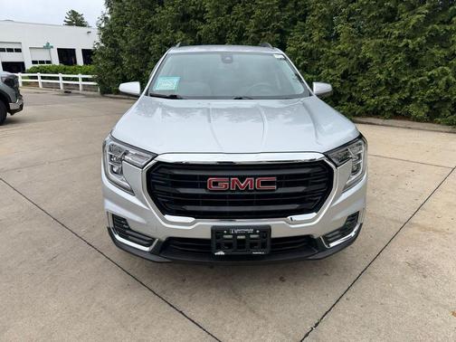 Quicksilver Metallic 2022 GMC Terrain SLE
