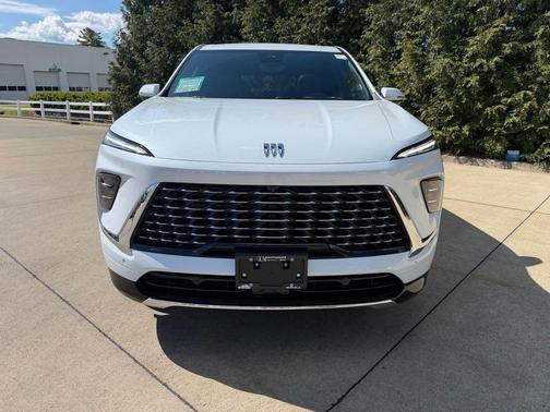 Iridescent White Tricoat 2026 Buick Enclave Avenir FWD