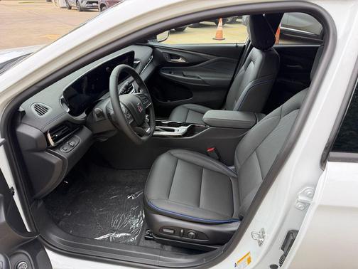 Summit White 2026 Buick Envista Sport Touring FWD