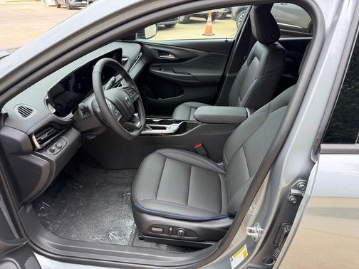 Summit White 2026 Buick Envista Sport Touring FWD
