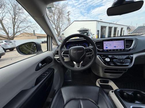 Bright White Clearcoat 2023 Chrysler Pacifica Touring L