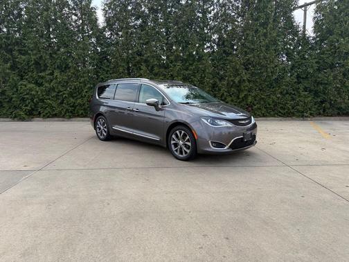 Granite Crystal Metallic Clearcoat 2017 Chrysler Pacifica Limited