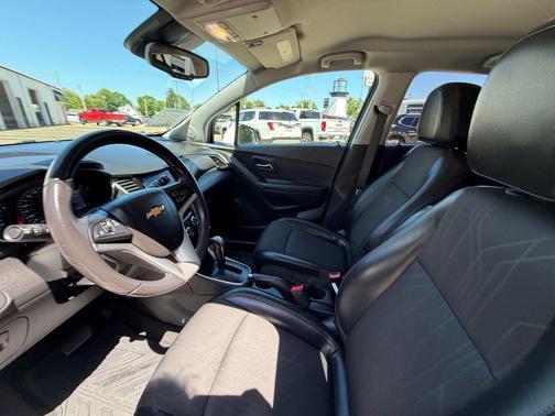 Summit White 2021 Chevrolet Trax LT