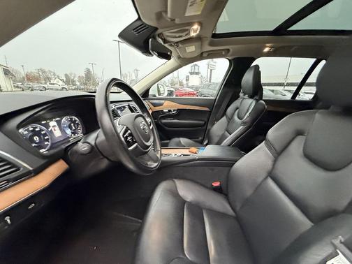 2021 Volvo XC90 T6 Momentum