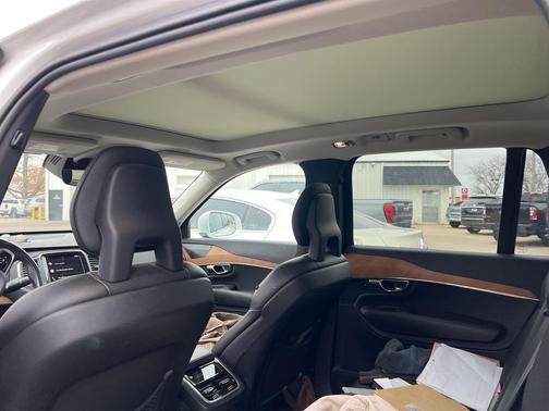 2021 Volvo XC90 T6 Momentum