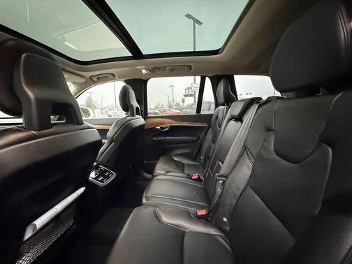 2021 Volvo XC90 T6 Momentum