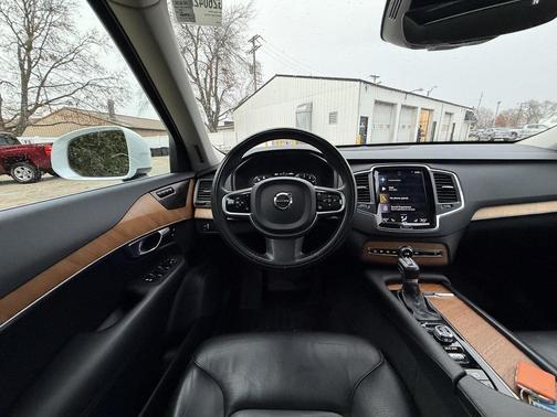 2021 Volvo XC90 T6 Momentum