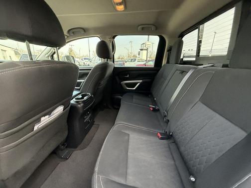 2017 Nissan Titan SV