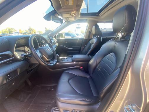 2022 Toyota Highlander Hybrid XLE