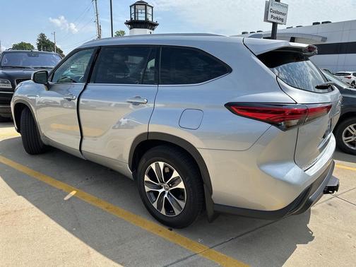 2022 Toyota Highlander Hybrid XLE
