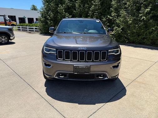 Granite Crystal Metallic Clearcoat 2018 Jeep Grand Cherokee Sterling Edition