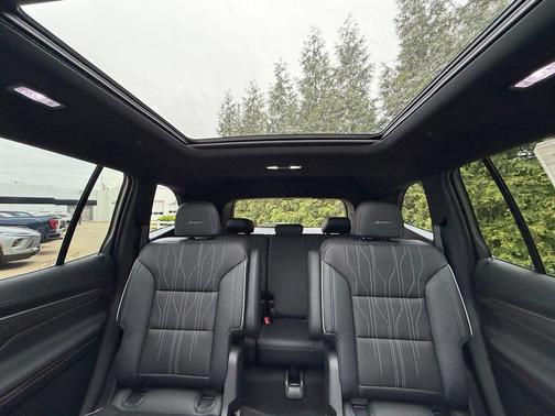 Iridescent White Tricoat 2026 Buick Enclave Avenir FWD