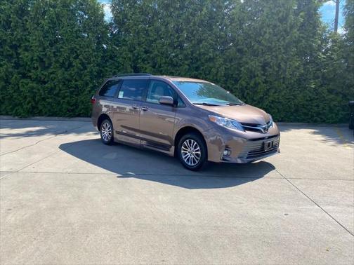 2018 Toyota Sienna XLE