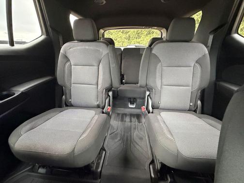 Radiant Red Tintcoat 2023 Chevrolet Traverse LT Cloth