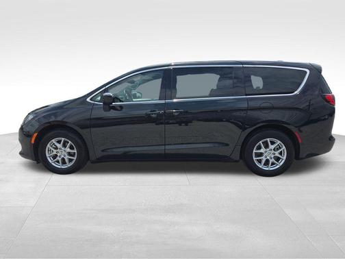 Brilliant Black Crystal Pearlcoat 2023 Chrysler Voyager LX