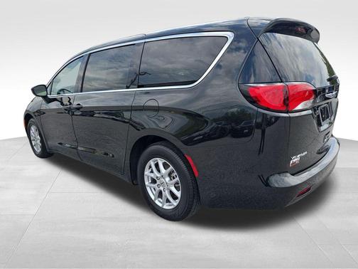 Brilliant Black Crystal Pearlcoat 2023 Chrysler Voyager LX